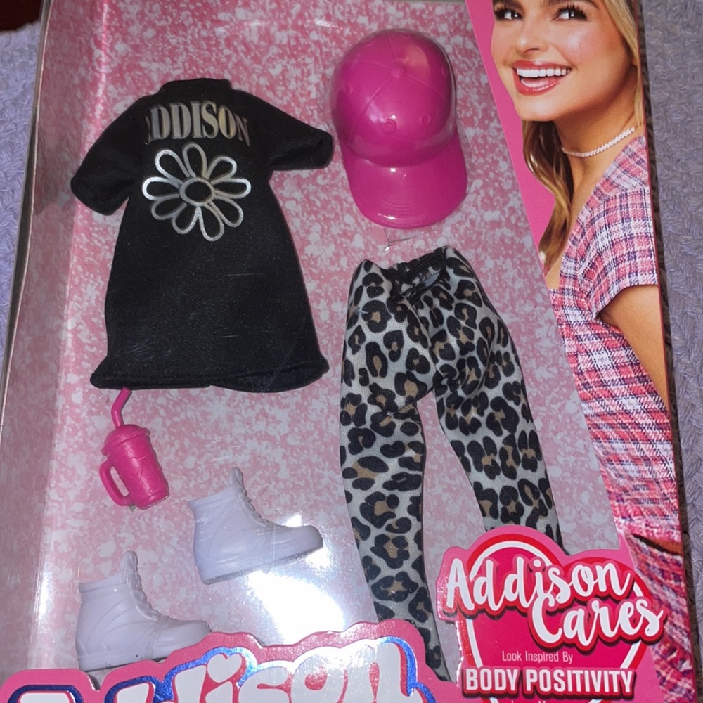 2022 Addison Rae Fashion Accessory Pack! - Picture 2 of 4